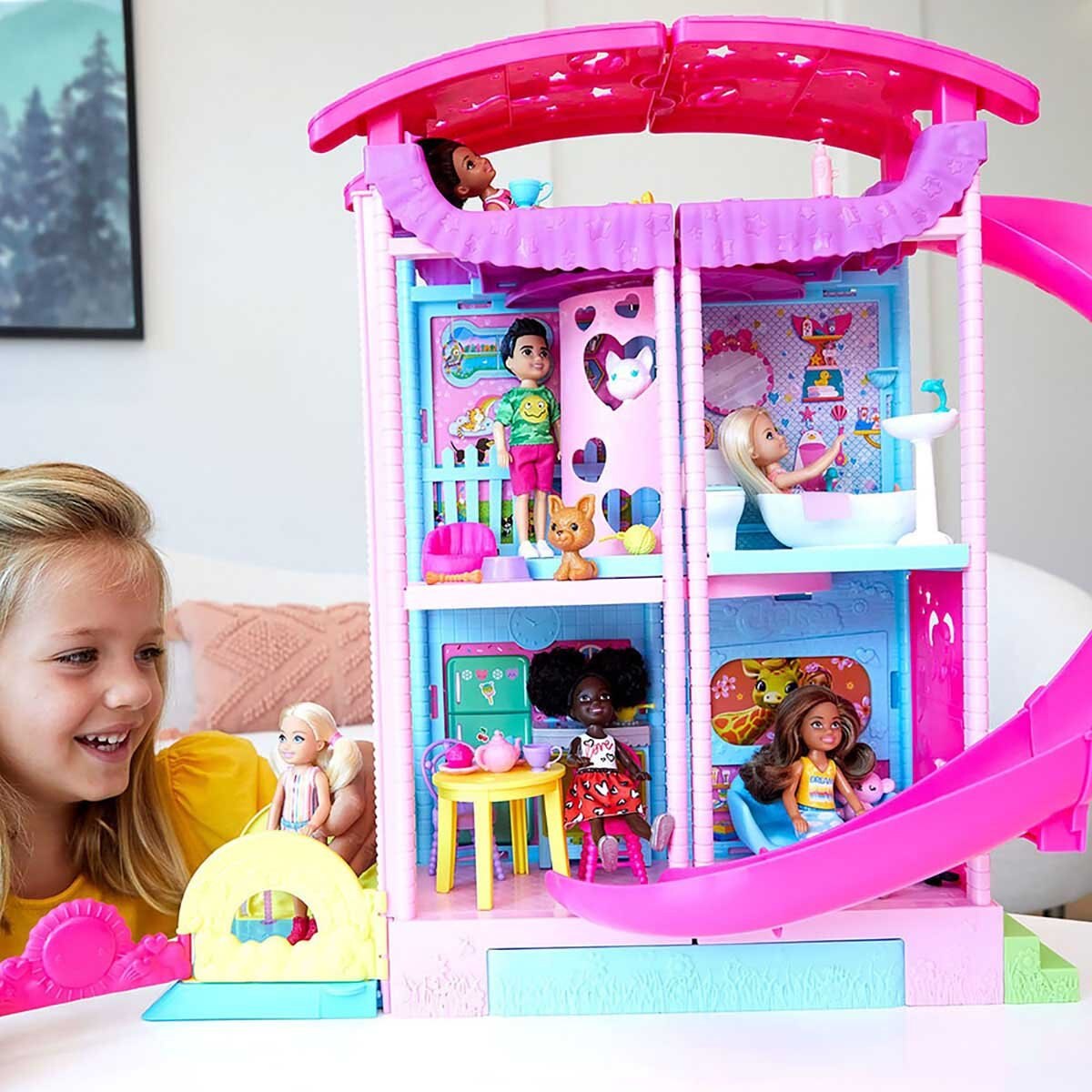 Barbie Dreamhouse Adventures Muñeca y accesorios, juego de viaje con muñeca  rubia de moda, cachorro y más de 10 piezas, maleta se abre y cierra