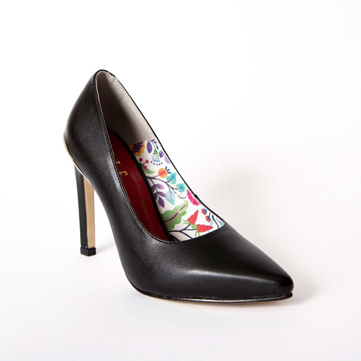 Zapatilla Negra Puntal con Placa en Tacón Elle 1922Ng