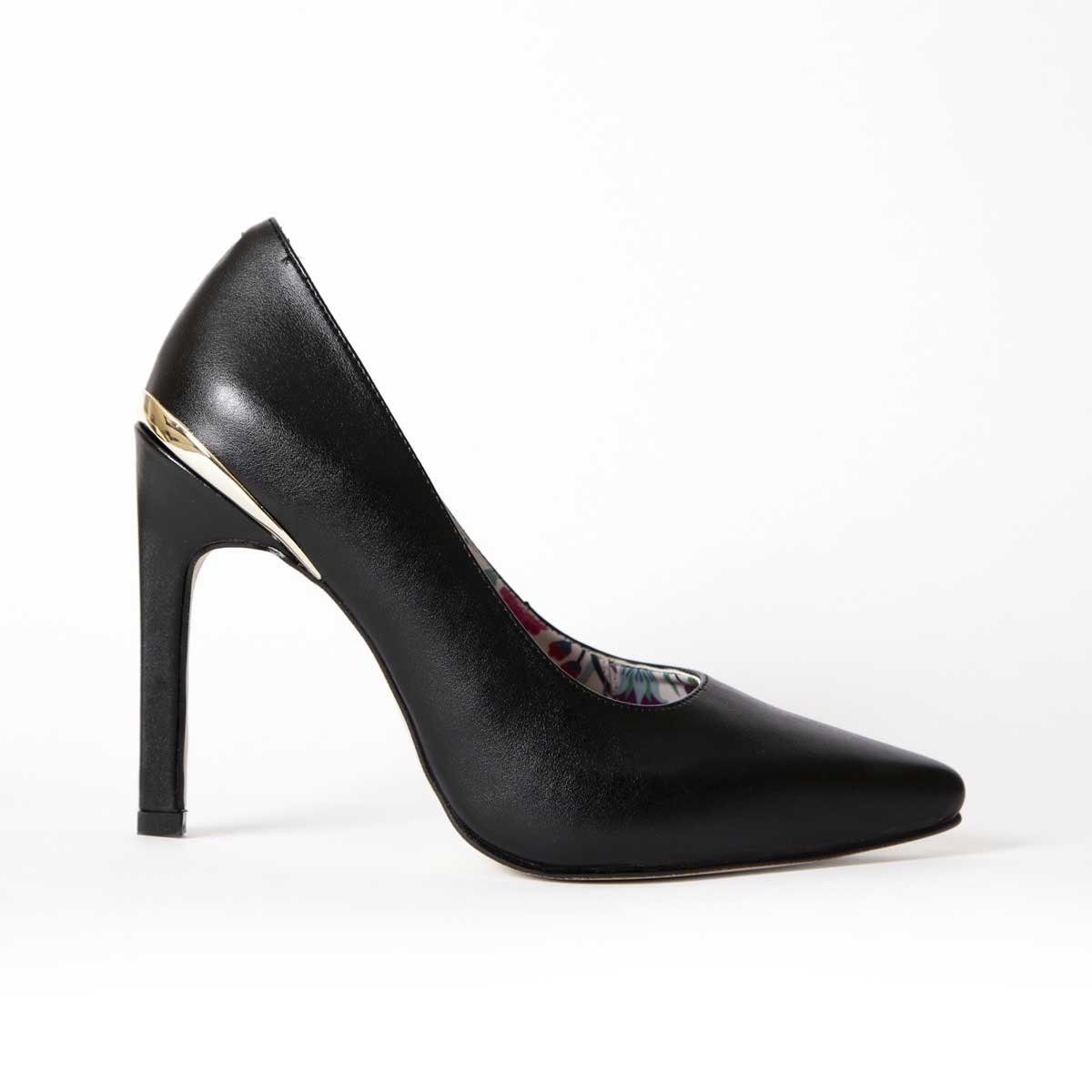 Zapatilla Negra Puntal con Placa en Tacón Elle 1922Ng
