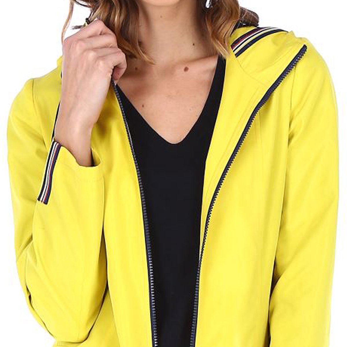 Gabardina con Cinta de Adorno en Capucha Shyla