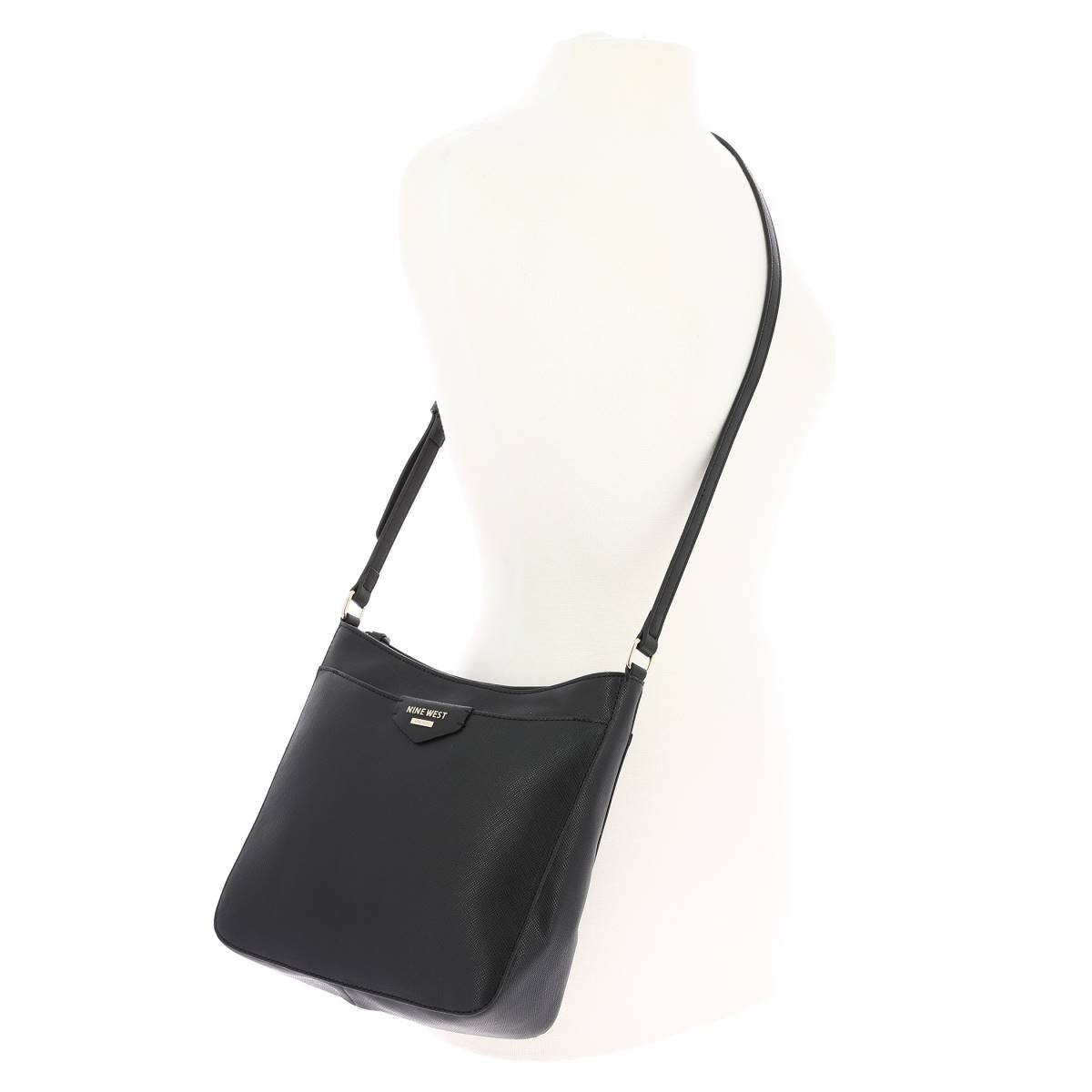 Satchel Negro con Aplicación en Metal Nine West