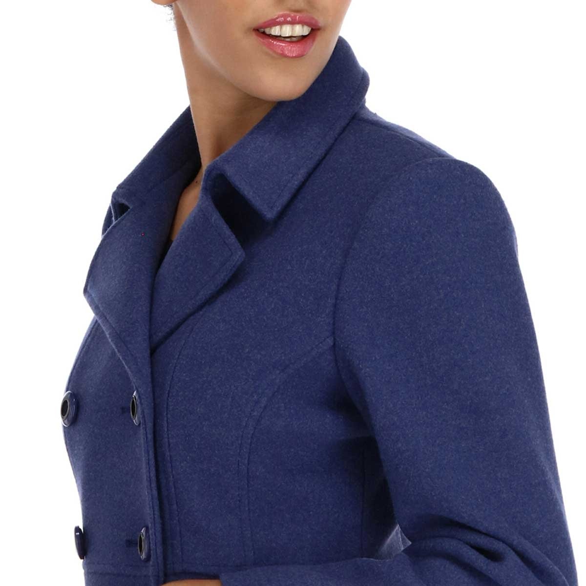 Abrigo de mujer con cierre de botones y estructura