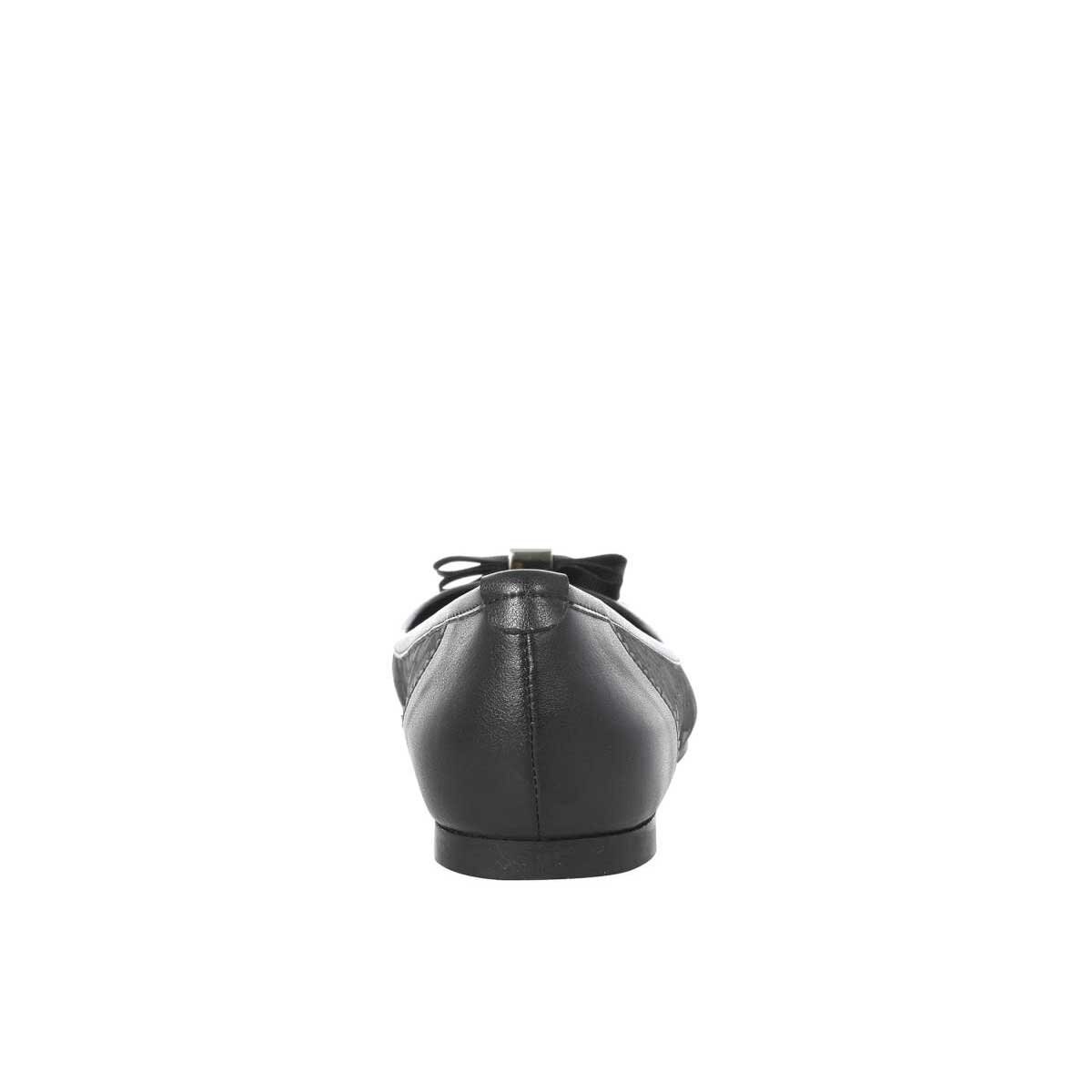 Balerina con Aplicación al Frente Color Negro G By Guess