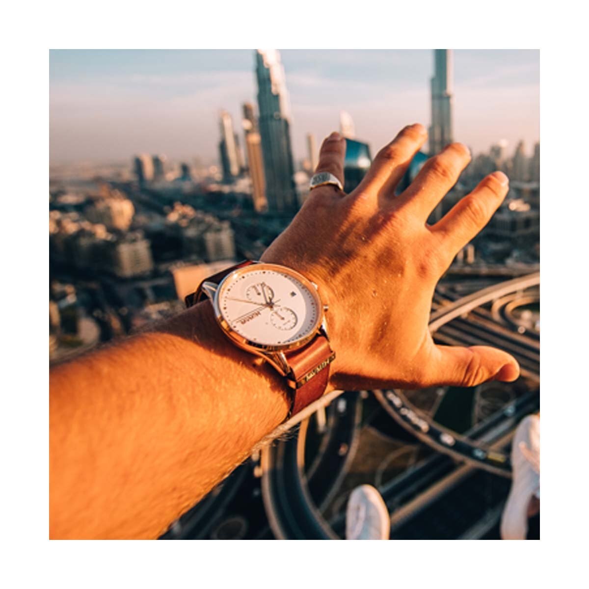 Reloj de Piel Guinda con Carátula Blanca para Caballero Mvmt Voyager