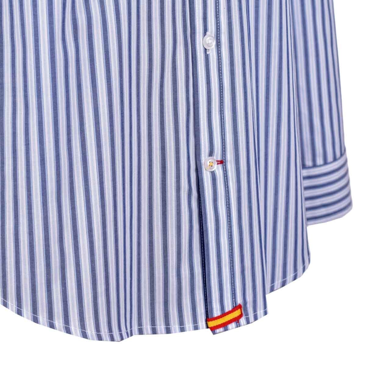 camisa blanca de rayas azules