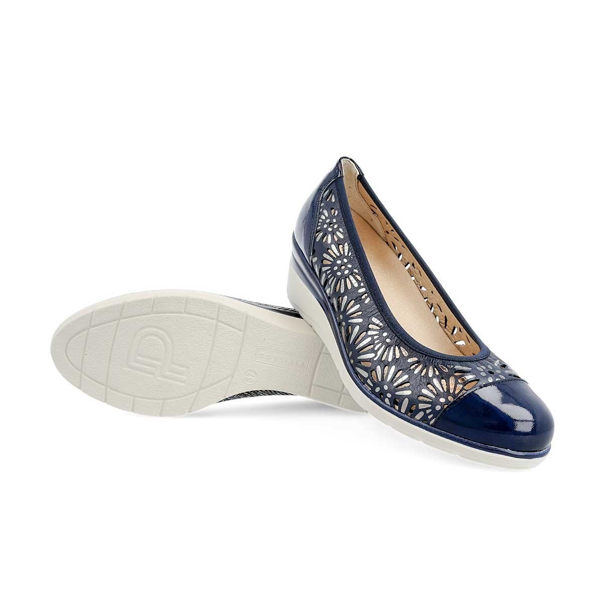 Zapato Azul Marino con Cuña Y Corte Laser Pitillos