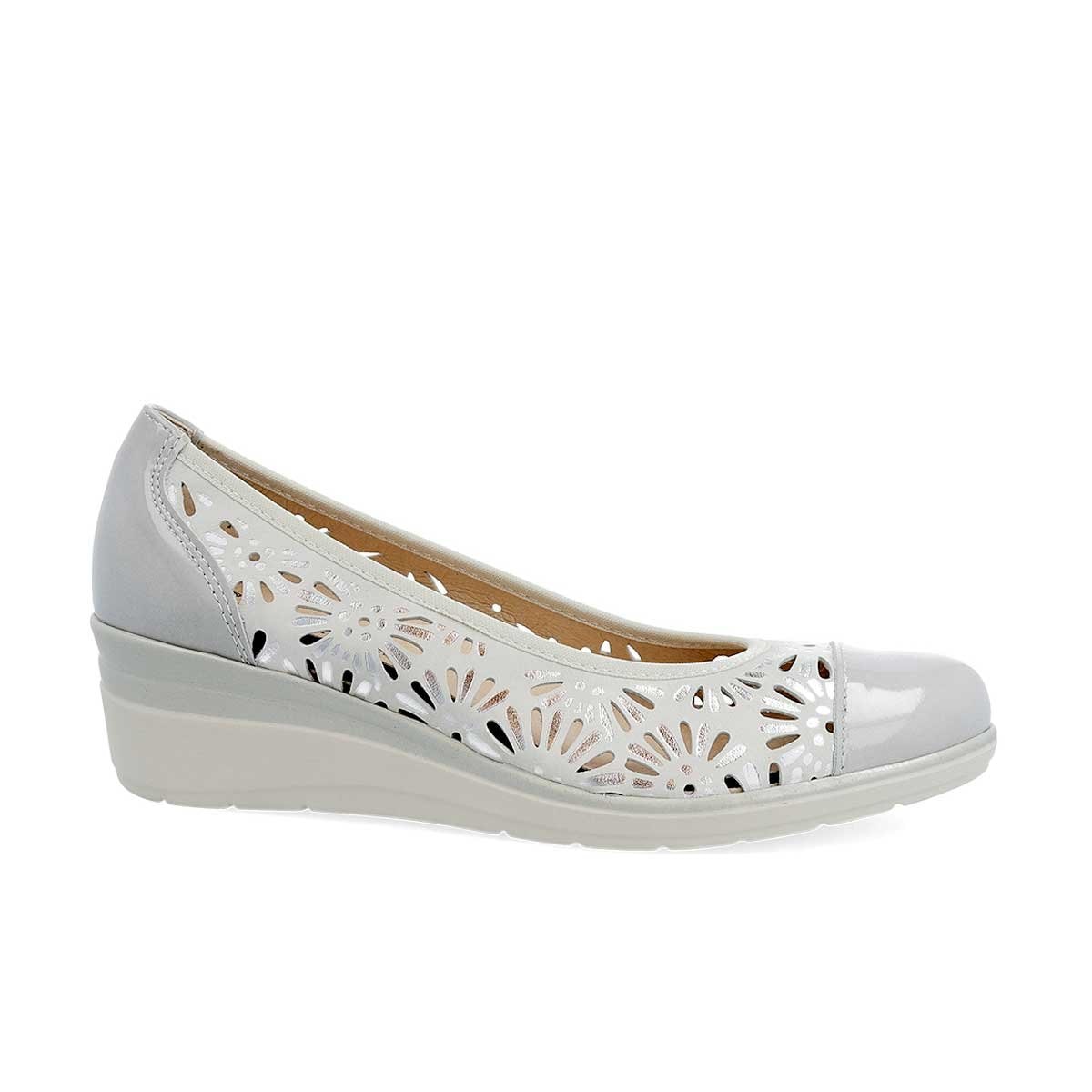 Zapato Plata con Cuña Y Corte Laser Pitillos