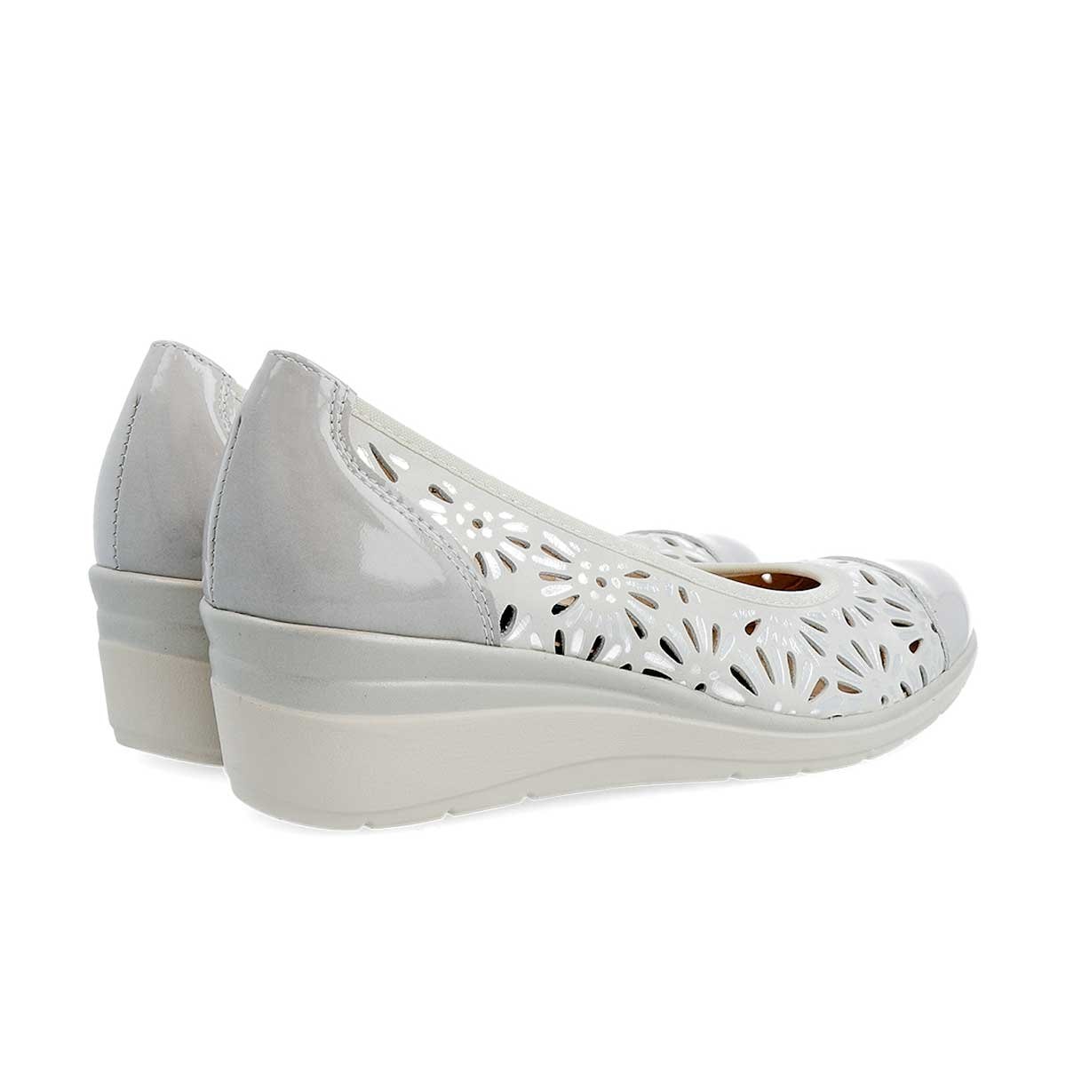 Zapato Plata con Cuña Y Corte Laser Pitillos