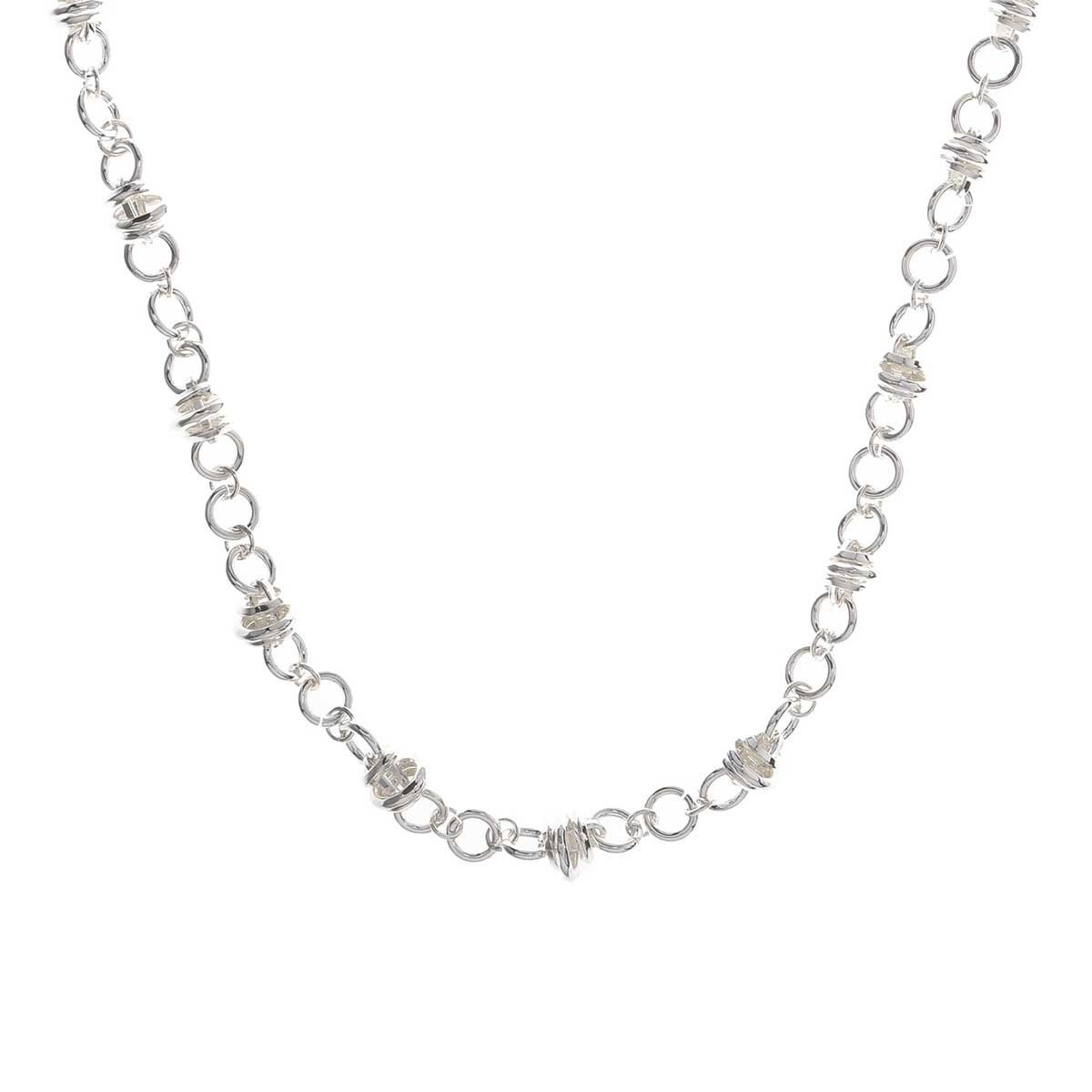 Collar Plateado Tipo Sencillo con Detalles de Aro Alrededor Napier
