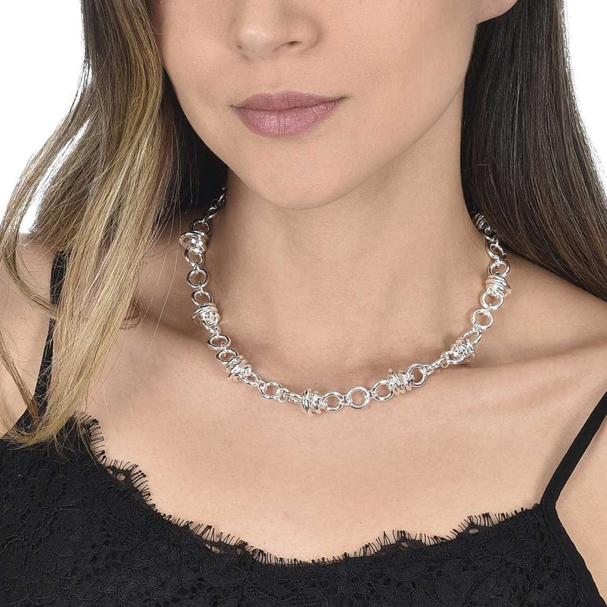 Collar Plateado Tipo Sencillo con Detalles de Aro Alrededor Napier
