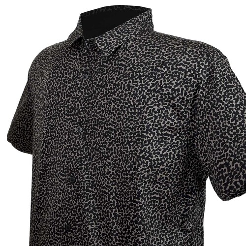 Camisa Negra Estampada Animal Print de Manga Corta para Caballero Fukka