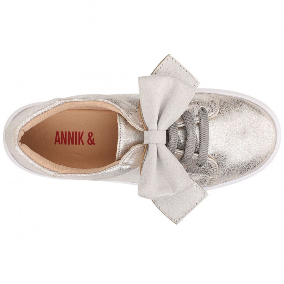 Tenis Plata con Moño Grande para Niña Marca Annik Modelo Rustyb