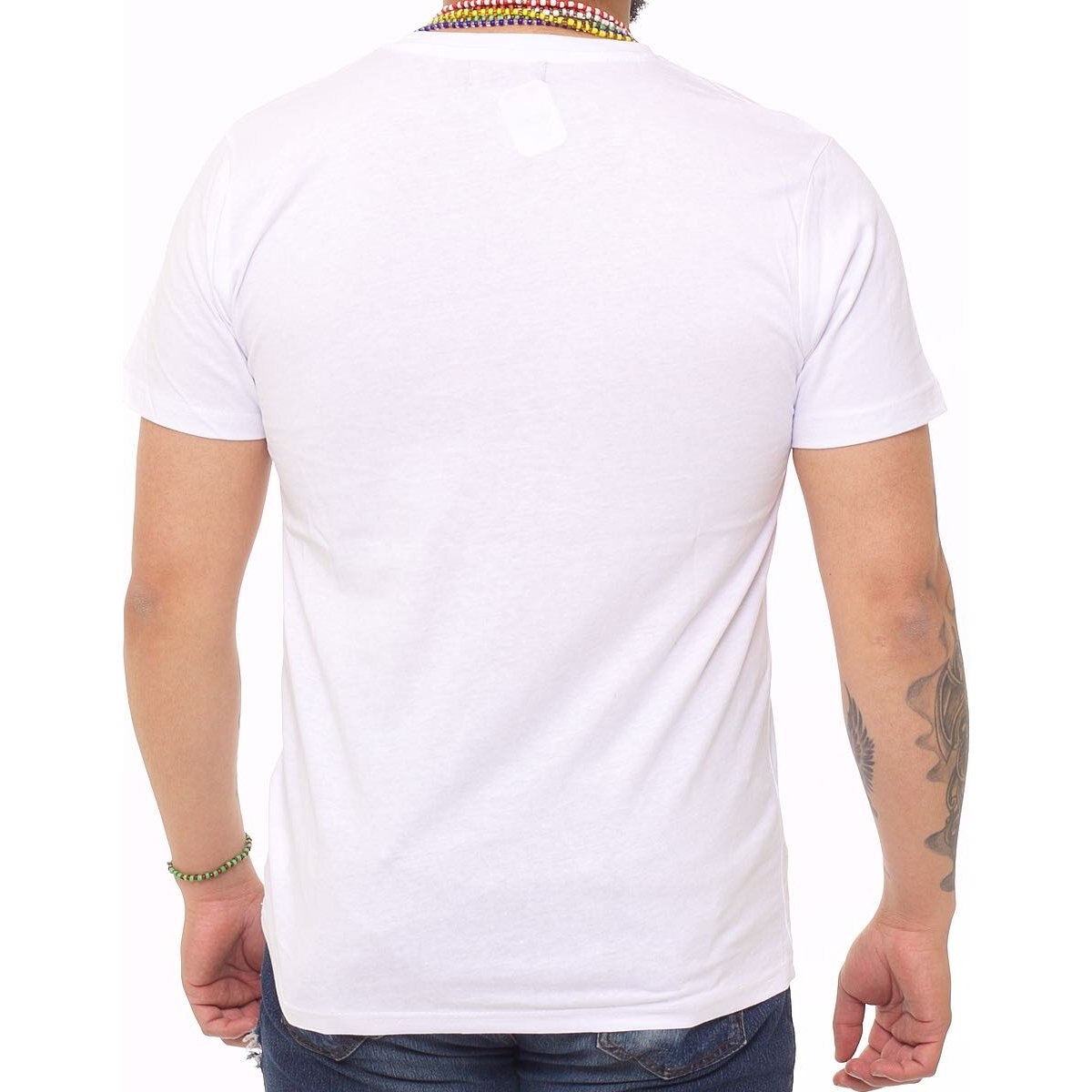 Hombre con playera discount blanca