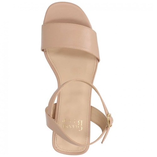 Sandalia Tacón Bajo y Ajuste Pulsera Color Beige Gianni Bini