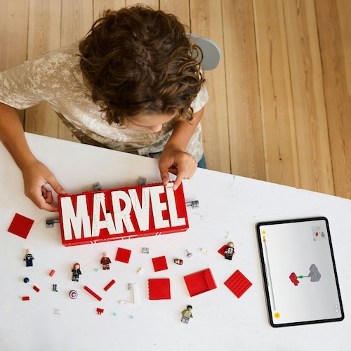 Super Héroes Logotipo Marvel Y Minifiguras Lego