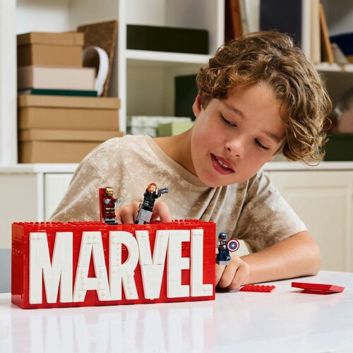 Super Héroes Logotipo Marvel Y Minifiguras Lego