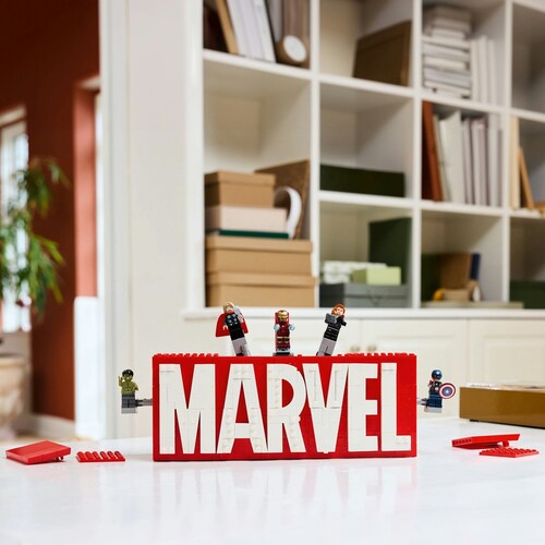 Super Héroes Logotipo Marvel Y Minifiguras Lego