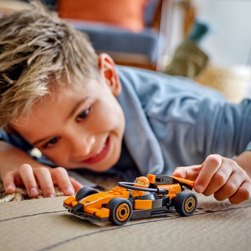 City Piloto de F1 con Auto de Carrera Mclaren