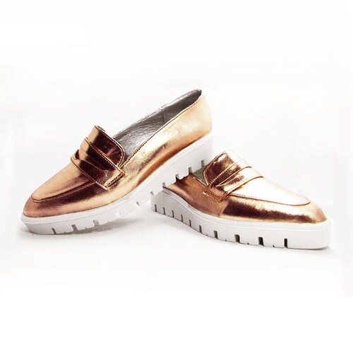 Mocasines de moda para mujer, diseño puntal. Delia Torres®