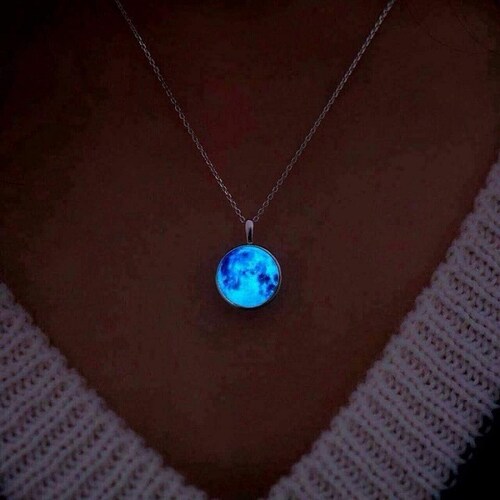 Collar Moonlight Luna Llena Brilla Obscuridad Color Azul 