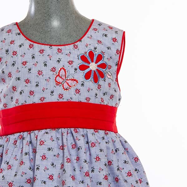 Vestido blanco con online flores rojas para niña