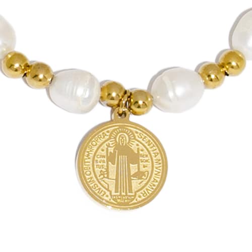 Pulsera de dama dorada en acero inoxidable con medalla de San Benito, perlas y esferas