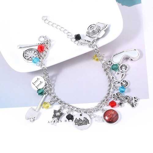 Pulsera Stranger Things con Dijes RJ Mod3
