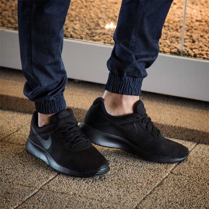 Zapatillas nike negras outlet con jeans