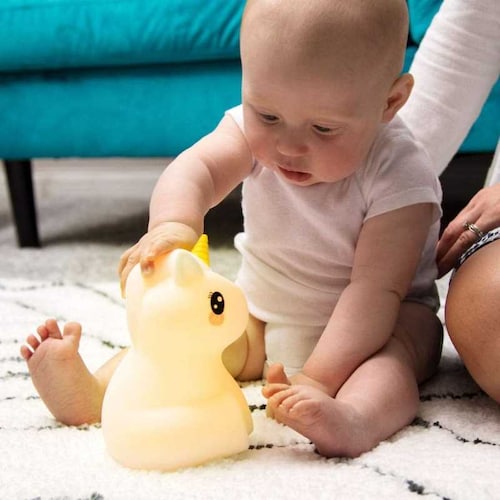 Lámpara led recargable Gadgets & Fun Unicornio BPA free diseño ideal para niños y bebés es apachurrable tipo squishy  incluye control remoto 