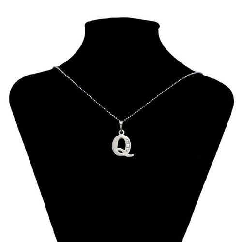 Dije Letra Q Baño de Rodio INCLUYE Cadena y Caja Para Regalo Farcelli Jewelry