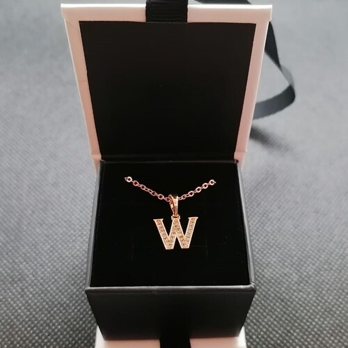 Dije Letra W Baño de Oro Rosa INCLUYE Cadena y Caja Para Regalo Farcelli Jewelry