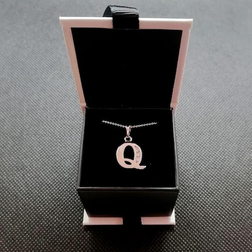 Dije Letra Q Baño de Rodio INCLUYE Cadena y Caja Para Regalo Farcelli Jewelry
