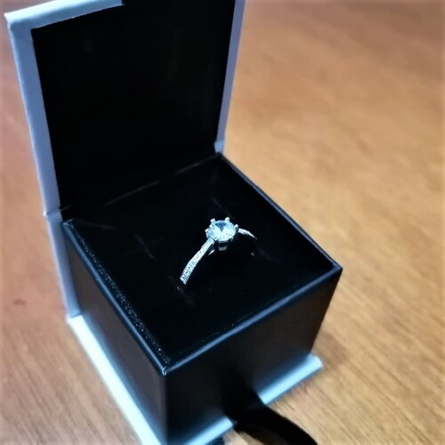Anillo Cristales Swarovski Estilo Solitario Baño Rodio Farcelli Jewelry INCLUYE CAJA PARA REGALO