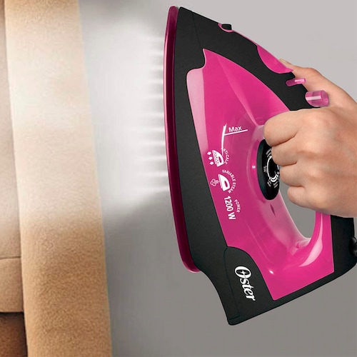 Plancha de Vapor Oster GCSTBS4801P, color Negro con Rosa