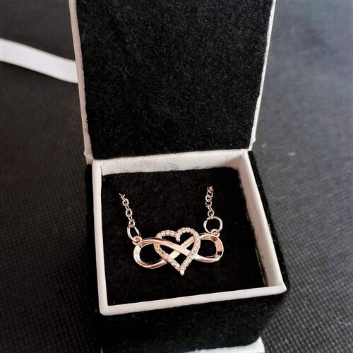 Dije Infinito con Cristal Swarovski y Baño de Oro Rosa Farcelli Jewelry INCLUYE CAJA PARA REGALO