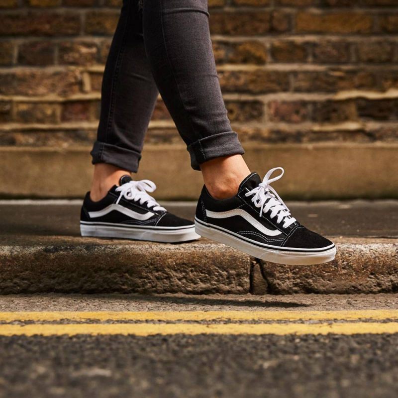 Zapatos vans gris shop con negro o blanco