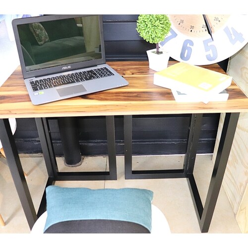 Escritorio en Casa para Gamer o Home Office un Cubierta de Parota y Patas de Madera Solida en Color Negro Norval