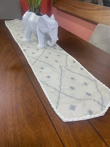 MANTEL CAMINO DE MESA DISEÑO DE ROMBOS MEDIDA 116 X 25 CM