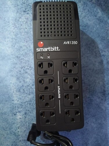 REGULADOR VOLTAJE 1350VA 675 WATTS120V 8 CONTACTOS SUPRESOR PICOS LED SBAVR1350 VIDEO PANTALLA