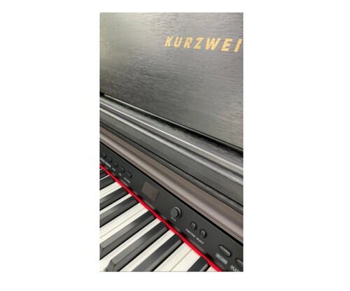 Piano Digital KURZWEIL modelo KA130 color negro, con banco.