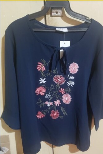 Blusa Mediana Stop, Con Flores Parte Delantera, Manga Larga