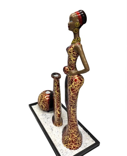 Africana de cerámica con ornamentos color naranja