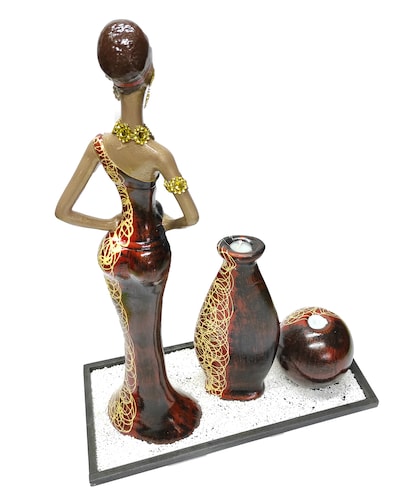 Africana de cerámica con ornamentos color naranja