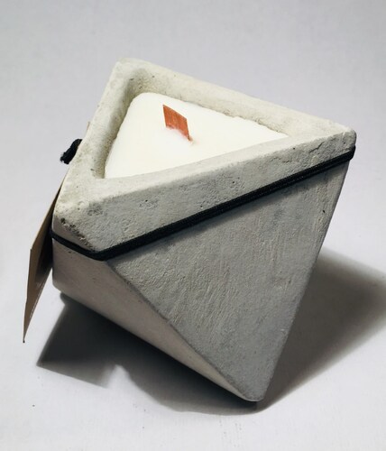 2 Velas CUBO Y TRIANGULO Monte Vitro en base de Concreto con cera de Soya y pabilo de madera