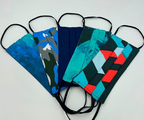 Paquete de 5 cubrebocas de tela tricapa, lavable en tonos azules, talla adulto.  Josefina Navarro