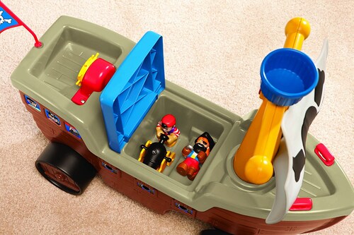 Little Tikes Play 'n Scoot Barco Pirata Sonidos Y Accesorios