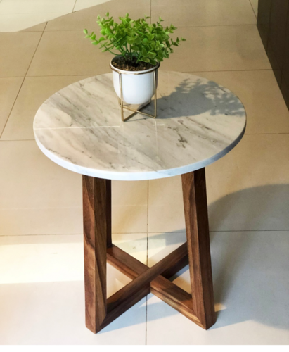 Mesa Esquinera En Madera De Parota Con Mármol Blanco.