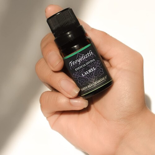 Aceite Esencial Laurel Aromaterapia, difusor, hierbas, baños, splash, relajación, incienso, masajes, hidratación, meditación, yoga, bienestar, calma, paz, estres, relajante, aroma, frutal, herbal, bosque, naturaleza, esencia,