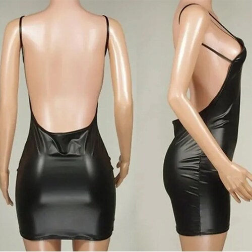 Vestido De Cuero Sin Espalda De Aspecto Mojado De Látex.