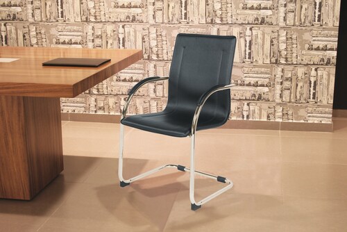 Silla de visita tipo trineo con descansabrazos tapizados, asiento y respaldo en una sola pieza tapizado modelo CALEA
